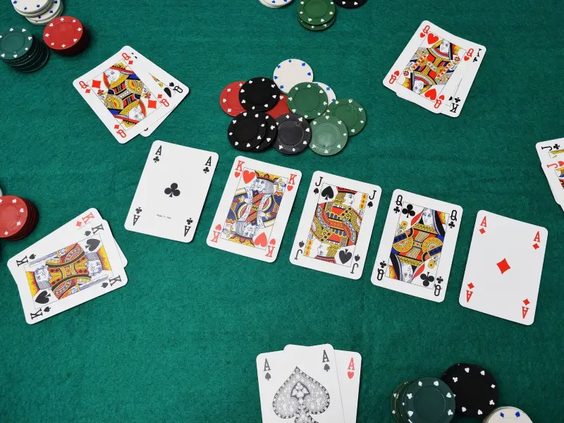 Không nên lạm dụng Bluff khi chơi game bài Poker
